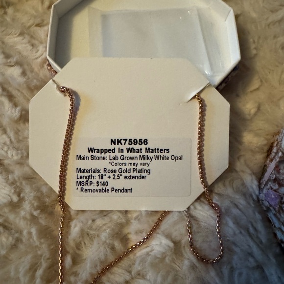 Elegant Rose Gold Pendant Necklace - Picture 3 of 3